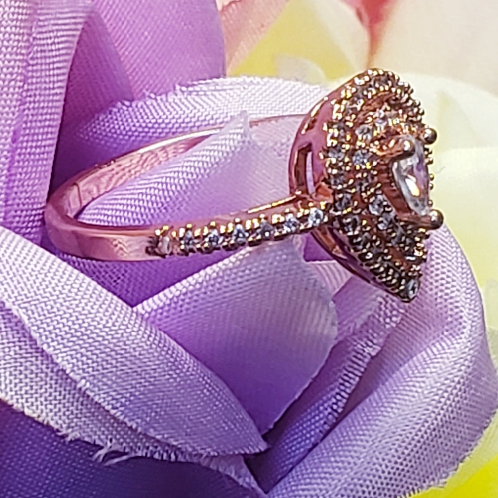 White Topaz on a Rose Gold Plated Band Ring Size 8 - Picture 3 of 3